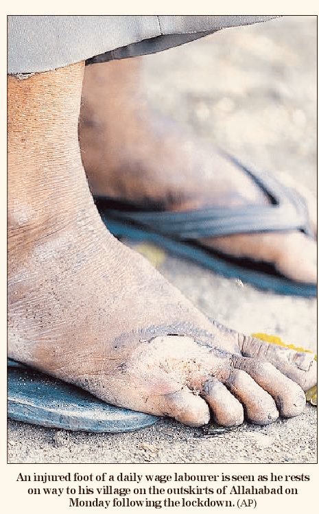 The pedicured foot of an “irresponsible” traveller taking a “forced chutti” to meet his family and run errands back home, thanks to  @narendramodi’s 4-hour notice for a 21-day lockdown—as opposed to a 59-hour notice for a 14-hour  #JanataCurfew.  @ttindia  @PMOIndia  @balbirpunj  @AP