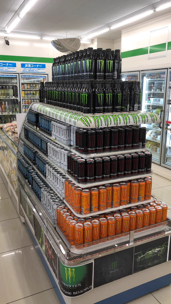 狂ってやがる！新しくできたファミマがやたらモンスターエナジーを推すwww