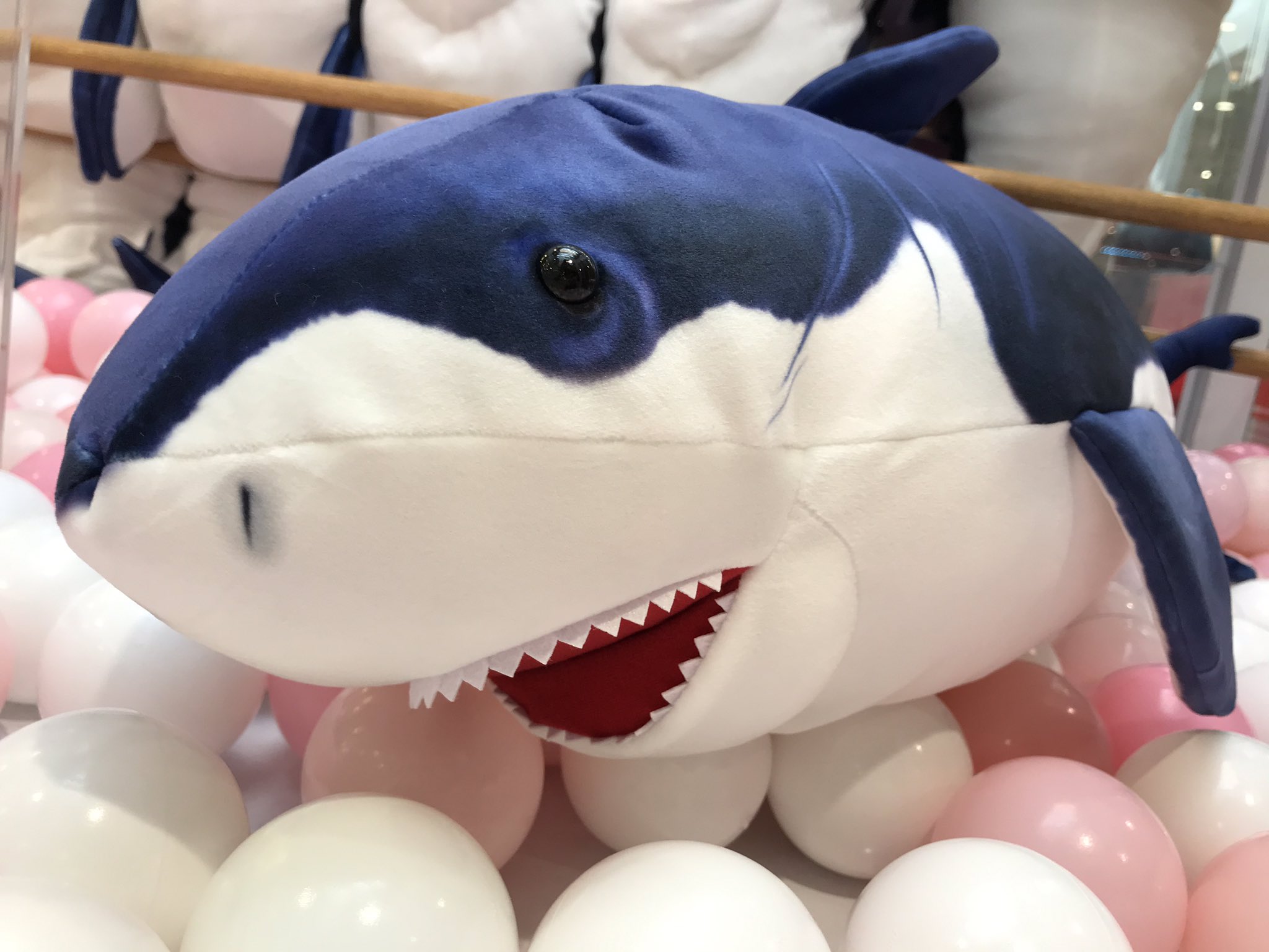 Namcoイオンモール神戸南店 景品 釣りスピリッツ ホオジロザメbigぬいぐるみ ゲームソフト 当店のメダルコーナーでも稼働中の 釣りスピ からでっかいぬいぐるみが登場です なんとこのサメ モチモチしとる 背びれにはお馴染みの も