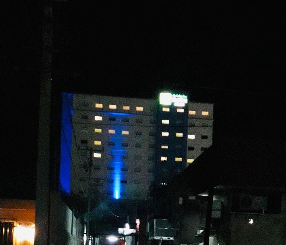 fobregone's tweet image. Ante la contingencia #COVID19mx , el hotel @HolidayInn Express en #CiudadObregon,ha encendido las luces de algunas de las habitaciones para iluminar le palabra #FE, bien por la administración. Unidos, siguiendo las reglas y acatando instrucciones, pronto volvemos a la normalidad!