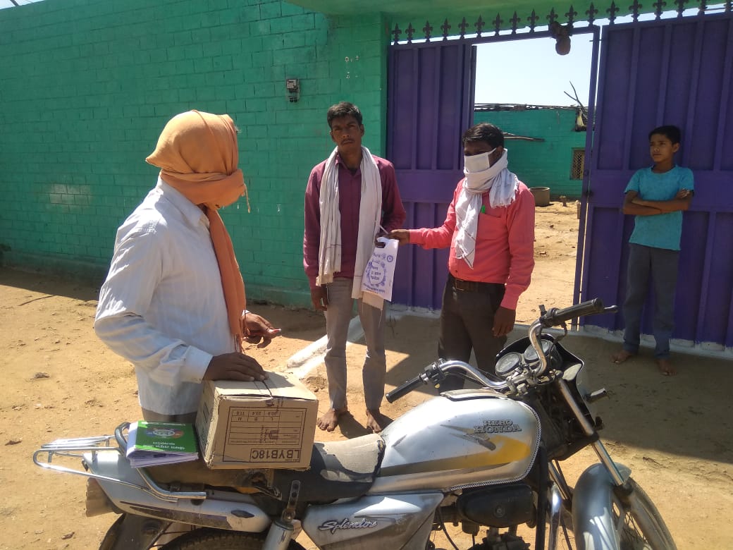WHH_India's tweet image. Our partner @DarshnaKalyan along with local volunteers continues to support the District Administration in reaching out to community and helping them in distriburting the essentials in Chhatarpur, Madhya Pradesh. #COVID19 #CommunityAssistance @Welthungerhilfe @niveditavarshne
