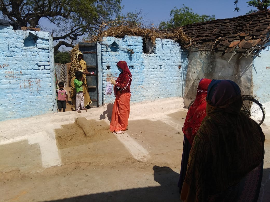 WHH_India's tweet image. Our partner @DarshnaKalyan along with local volunteers continues to support the District Administration in reaching out to community and helping them in distriburting the essentials in Chhatarpur, Madhya Pradesh. #COVID19 #CommunityAssistance @Welthungerhilfe @niveditavarshne