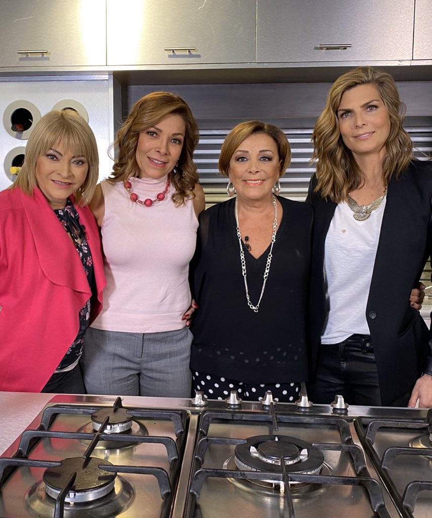 sylviapasquel's tweet photo. ¡Programazoooo ! Gracias @MontseYJoe por juntar a las #Banquells ¡Teníamos mucho que no reíamos tanto !😂¡Las queremos @Montserrat33 @yolandandrade ! 💖😍🙏🏻 https://t.co/truM3r3zzz