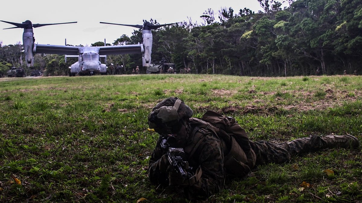 在日米第三海兵遠征軍 Avvを使った燃料 弾薬再補給点 Farp 訓練を行っている 31stmeuの隊員たち Farpとはヘリ火力戦闘において 再出撃を効果的に行うため 航空部隊が必要に応じて設定する補給点のことです この場合はavvが 燃料補給するという