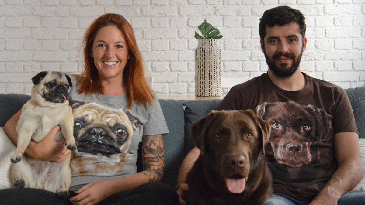 ESP: Dicen que como en casa, en ningún sitio 🏡. Comparte tu foto favorita con tu mascota 🐱🐶y #QuedateEnCasa