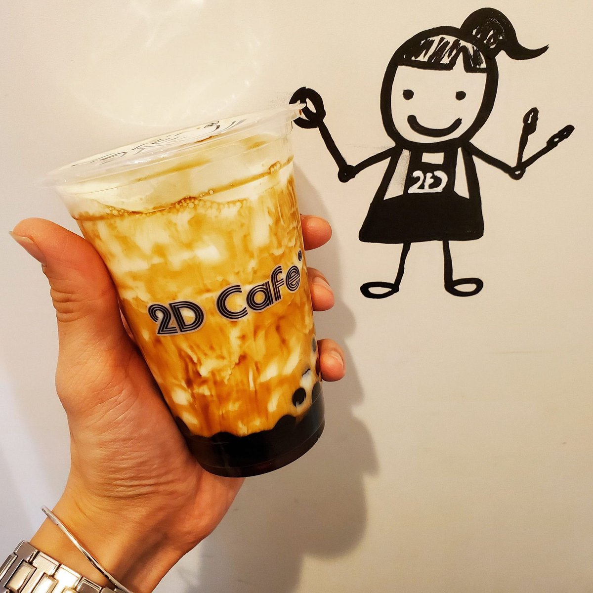 2_dcafe's tweet photo. 2D黒糖ミルクタピ💕👧
タピオカのモチモチ感とコクのある黒糖ミルクティーとの相性は抜群に合います🥺💖
皆さんも2DCAFEの黒糖ミルクタピオカ！是非ご賞味あれ~🙋🏻‍♀️💕
#新大久保
#カフェ
#タピオカ
#2dcafe
#黒糖ミルクタピオカ https://t.co/rkLGv6ttkx