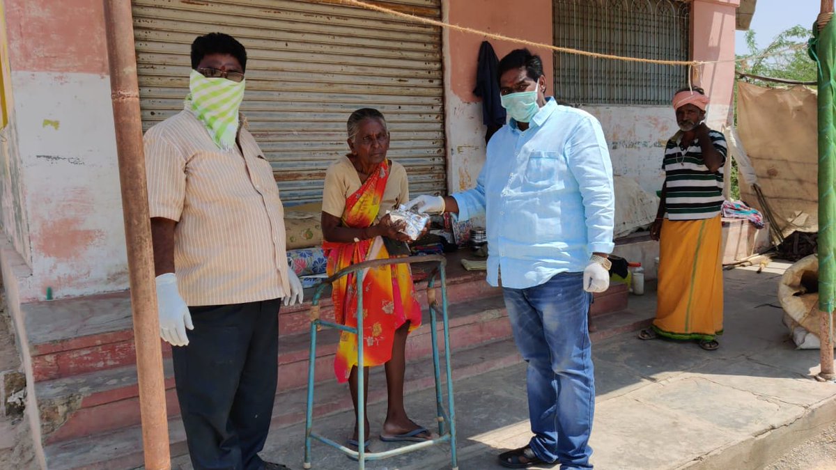 BKurnool1's tweet photo. Distribution of Food and Vegetables to Migrant People living in Village of Dornala by Siva Manikanta, Prakasam Dt. @BPCLimited  @PeethambarantT  @vijaytilak1  @Dhanapals6  @34Prabhu  @BKurnool1  @shiva8953 @rajmohan2843 @MahasuryaY

#CoronaStopKaroNa and #StayHomeStaySafe https://t.co/Y9uvLyYnRx