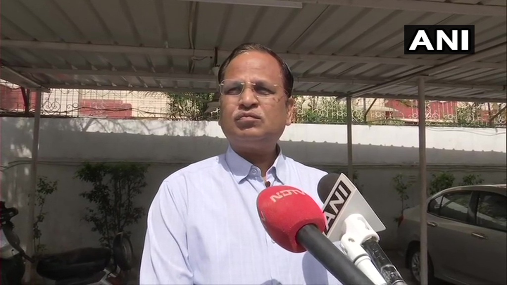 ANI's tweet photo. We are not certain of the number but it is estimated that 1500-1700 people had assembled at Markaz building. 1033 people have been evacuated so far - 334 of them have been sent to hospital &amp; 700 sent to quarantine center: Satyendar Jain, Delhi Health Minister #Coronavirus https://t.co/LgbQl7hpTX