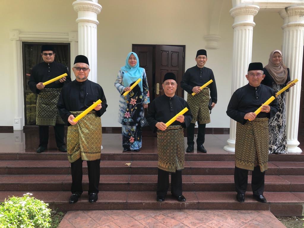 Tahniah di ucapkan kepada exco kerajaan Negeri Perak yang baru dilantik <a href="/PejaOfPerak/">Faizal Azumu</a> <a href="/satarm_satar/">abdul satar muhammad</a> <a href="/Roslan_AGhani/">Roslan Abd Ghani</a> <a href="/JKRPERAK/">JKR PERAK</a>