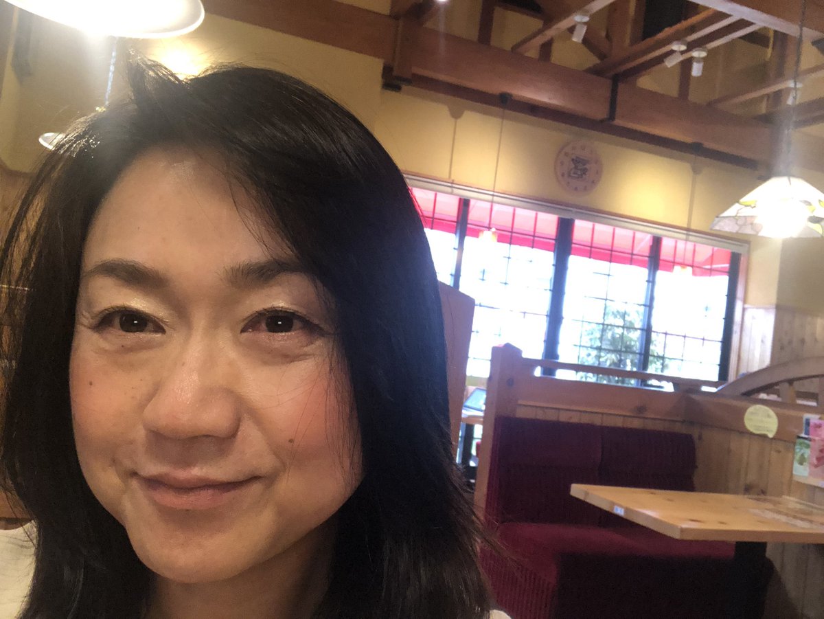 渡辺佳代の結婚相談室 ひとりより ふたり 横浜 今日はコメダ珈琲店で広告媒体の方と打合せしています 平日の昼間ですし空いていて助かります 渡辺佳代の結婚相談室