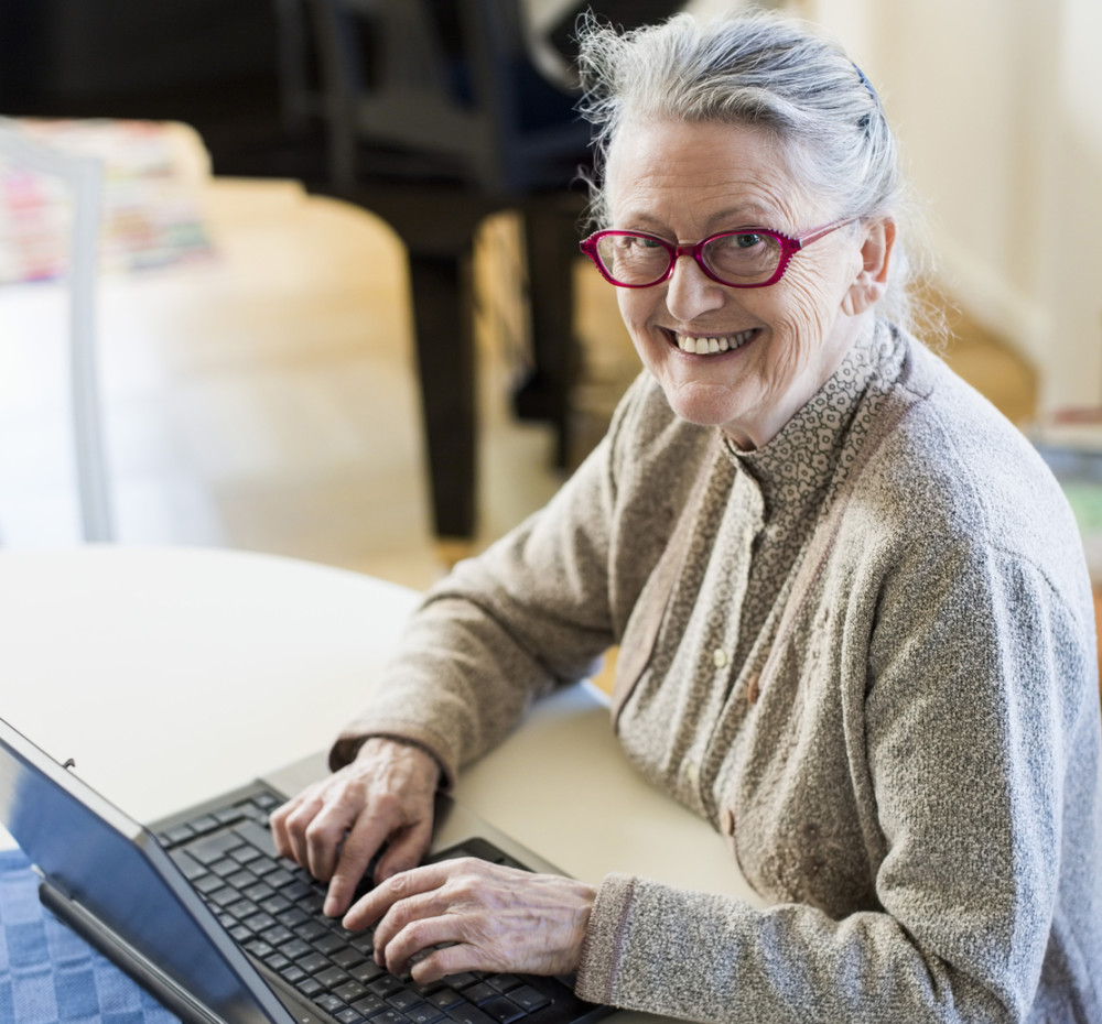 Initiativet som bryter pensionärers isolering och utrikesföddas utanförskap - Yrkesdörren skapar digitala möten under Covid-19  mynewsdesk.com/se/axfoundatio…