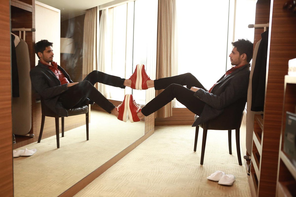 SidMalhotra's tweet photo. Quarantine with ‘the man in the mirror’ https://t.co/dXq4qcD3TQ