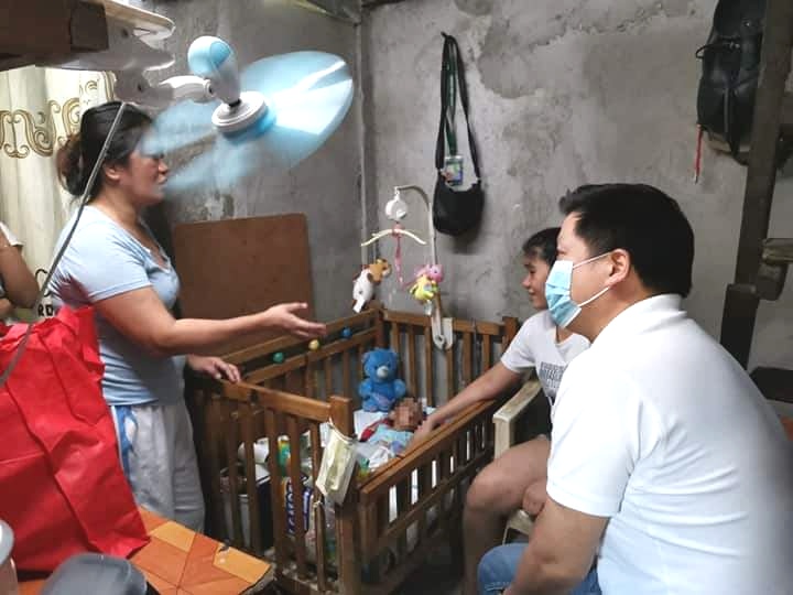 valenzuelacity's tweet photo. HAPPENING NOW

Mayor @rex_gatchalian personally brings the #AlagangValenzuela #CareBag to bedridden Valenzuela City-registered PWD KIDS who have severe disabilities. Each Care Bag content is unique based on the needs of the disabled patient such as milk, prescribed meds, diapers. https://t.co/FJ6bp0Ep7L