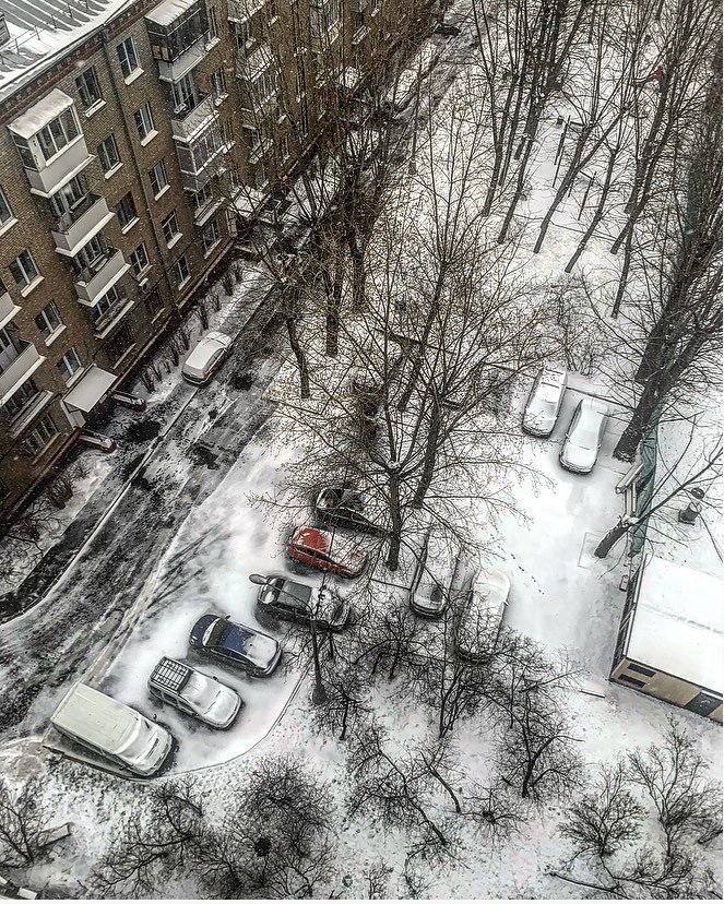 Day 2 of mandatory self-isolation, when #Moscow becomes almost black and white. Almost no other colors, almost no people, almost no motion