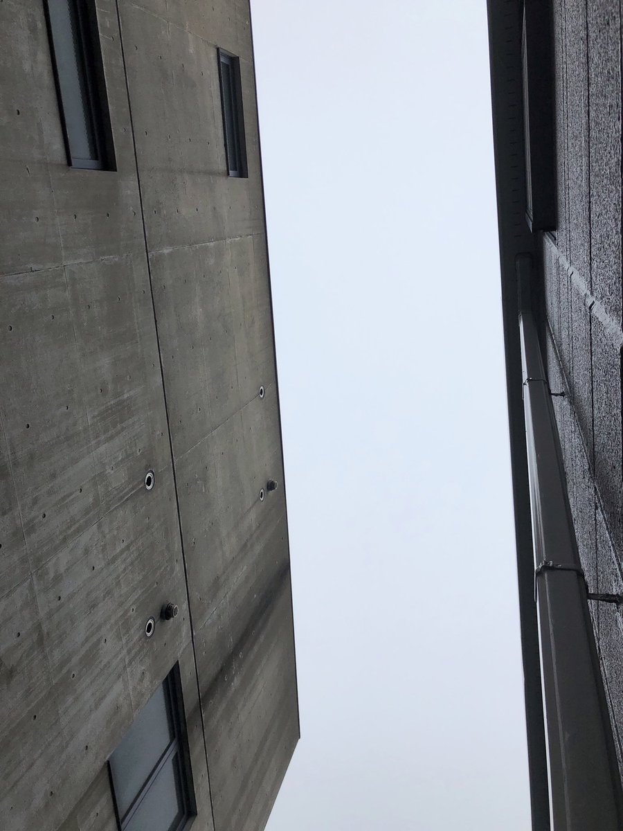 ビルの隙間 ビルの隙間