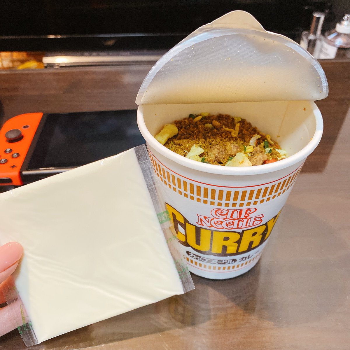 鈴木咲 私は罪深い人間なので カップヌードルカレー味にスライスチーズを足すという禁忌を犯します