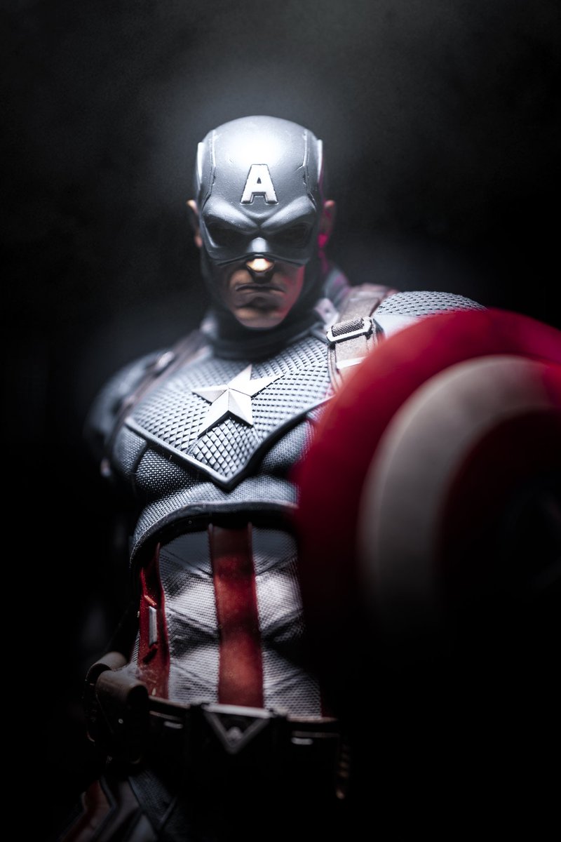Bosslogic's tweet photo. My brother @FunkSolBrotherr did a @thealexrossart style shoot with my friend #danielbel amazing #captainamerica @collectsideshow statue.

Turned out so good, well done boys 🙏 https://t.co/NlUkObPZ5s