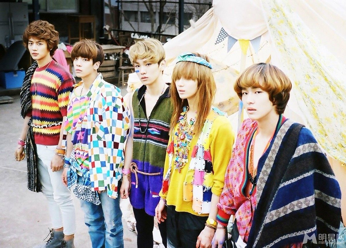 Jeff__Benjamin's tweet photo. Rewinding the #KPop Charts

On this day in 2012, @SHINee sent their first album to the @Billboard charts with 'Sherlock' when it debuted in the Top 5 of World Albums. The record stood out for a never-before-seen method of combining two LP songs into a "hybrid mash-up" title track https://t.co/rXThMeLB6l