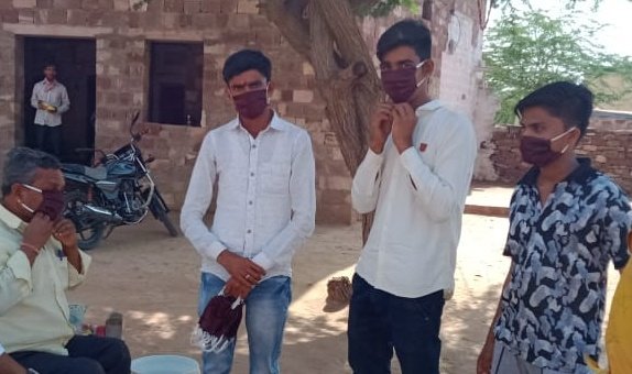 suryafnd's tweet photo. नर सेवा ही नारायण सेवा है ।

#COVID19 के संक्रमण से बचाव के लिए नांदियाकल्ला गाँव जिला जोधपुर, राजस्थान में संस्था के #Self_help_groups द्वारा मास्क निर्माण कार्य किया जा रहा तथा कार्यकर्ताओं द्वारा उनका निःशुल्क वितरण किया जा रहा हैं।
 
#Coronavirustruth https://t.co/z3lms77H8z