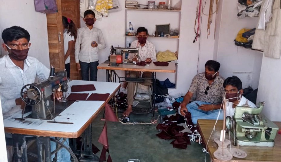 suryafnd's tweet photo. नर सेवा ही नारायण सेवा है ।

#COVID19 के संक्रमण से बचाव के लिए नांदियाकल्ला गाँव जिला जोधपुर, राजस्थान में संस्था के #Self_help_groups द्वारा मास्क निर्माण कार्य किया जा रहा तथा कार्यकर्ताओं द्वारा उनका निःशुल्क वितरण किया जा रहा हैं।
 
#Coronavirustruth https://t.co/z3lms77H8z