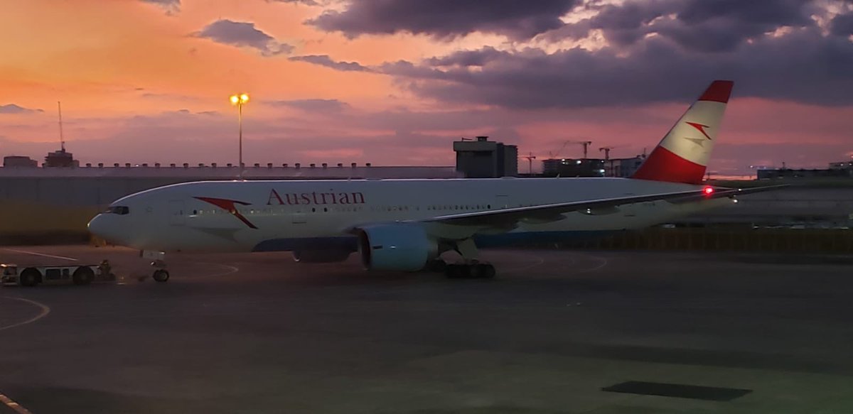 MFA_Austria's tweet photo. Bereits in den frühen Morgenstunden landeten 287 Passagiere, die auf den Philippinen &amp; in Vietnam gestrandet waren, in Wien. In den nächsten Tagen sind weitere vom Außenministerium organisierte Notflüge aus Australien🇦🇺, Argentinien🇦🇷 &amp; Chile🇨🇱 geplant ➡️ https://t.co/FcVfVAXhmD https://t.co/lhVqlwcNic