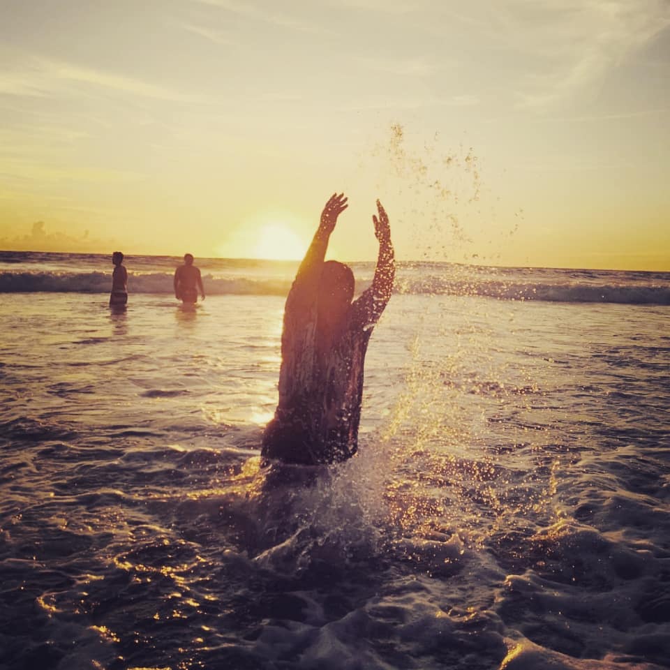 suryaanita5's tweet photo. Dance with the waves, move with sea, light with sunsut, let the rhythms of the water set your soul free,,, 
#seminyakbali
#bali #beforefuckingcoronavirus 
#needfreedom https://t.co/eIB4F7Ngag