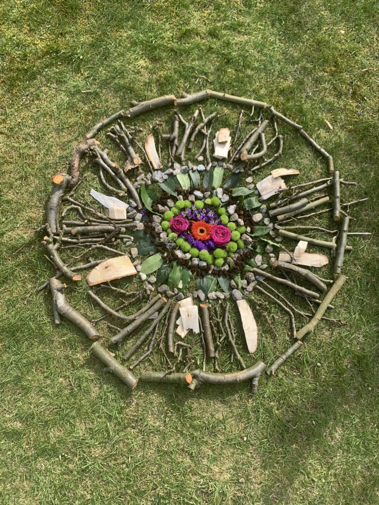 Hel_mart's tweet photo. Another bit of afternoon art last week this time art inspired by Andy Goldsworthy 🍂🌸🌿@Year4sunnybank @sunnybankschool https://t.co/ObEuv4DKNa