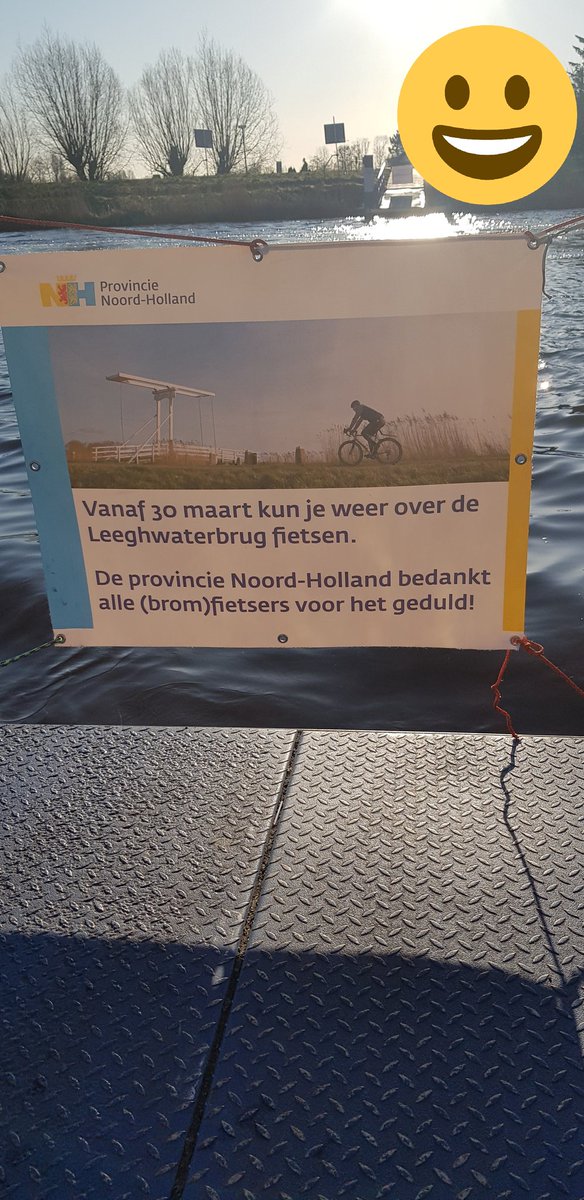 VaarwegenNH's tweet photo. Het pontje heeft zijn werk af bij de Leegwaterbrug,fietsers kunnen weer gebruik maken van de fietsroute. https://t.co/6bAFJPTtxu
