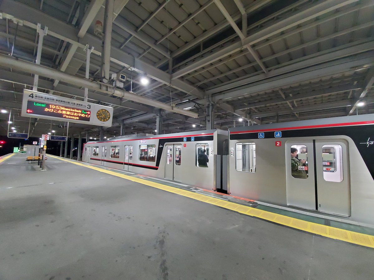 PhotoMno's tweet photo. 昨日の会社帰り。
東武・日比谷線の新しい車両、THライナーに乗って帰宅。
運転開始6月と聞いてたけど、もう走ってたのかー。
#東武線
#東武鉄道
#日比谷線
#THライナー
#THLINER
#70090型 https://t.co/h8MB8w4TIR