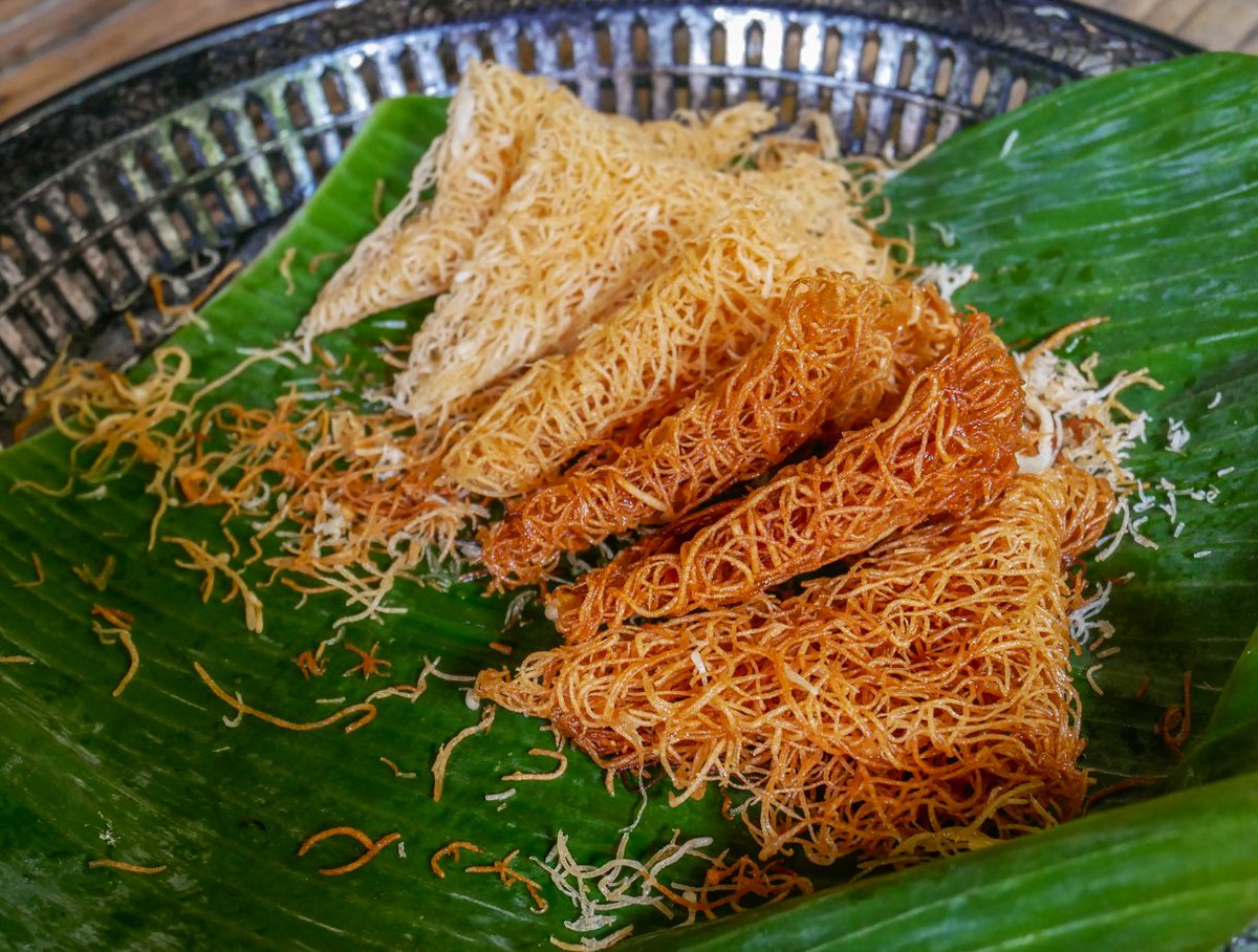 TheRareWelshBit's tweet photo. AD | I loved getting to know Sabah’s 5 major ethnic tribes at Mari Mari Cultural Village. My favourite was the Bajau tribe, known for their cooking. We sampled kuih jala (sweet, crispy noodles) &amp; kuih penjaram (like sweet Yorkshire pudding) - delicious! #SabahTourism #FlyRB https://t.co/uDguXUVwIg