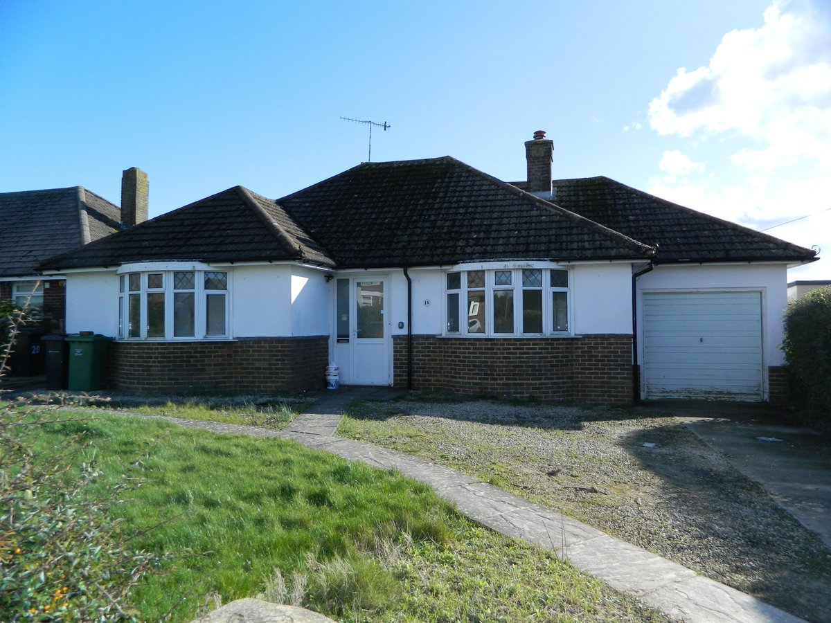ShuttleworthBex's tweet photo. Shuttleworths are extremely proud to bring to the rental market this spacious detached bungalow set within a much sought after location. This property has undergone a complete refurbishment throughout.  £1200pcm 
01424 730530 https://t.co/5utWQsb2uv