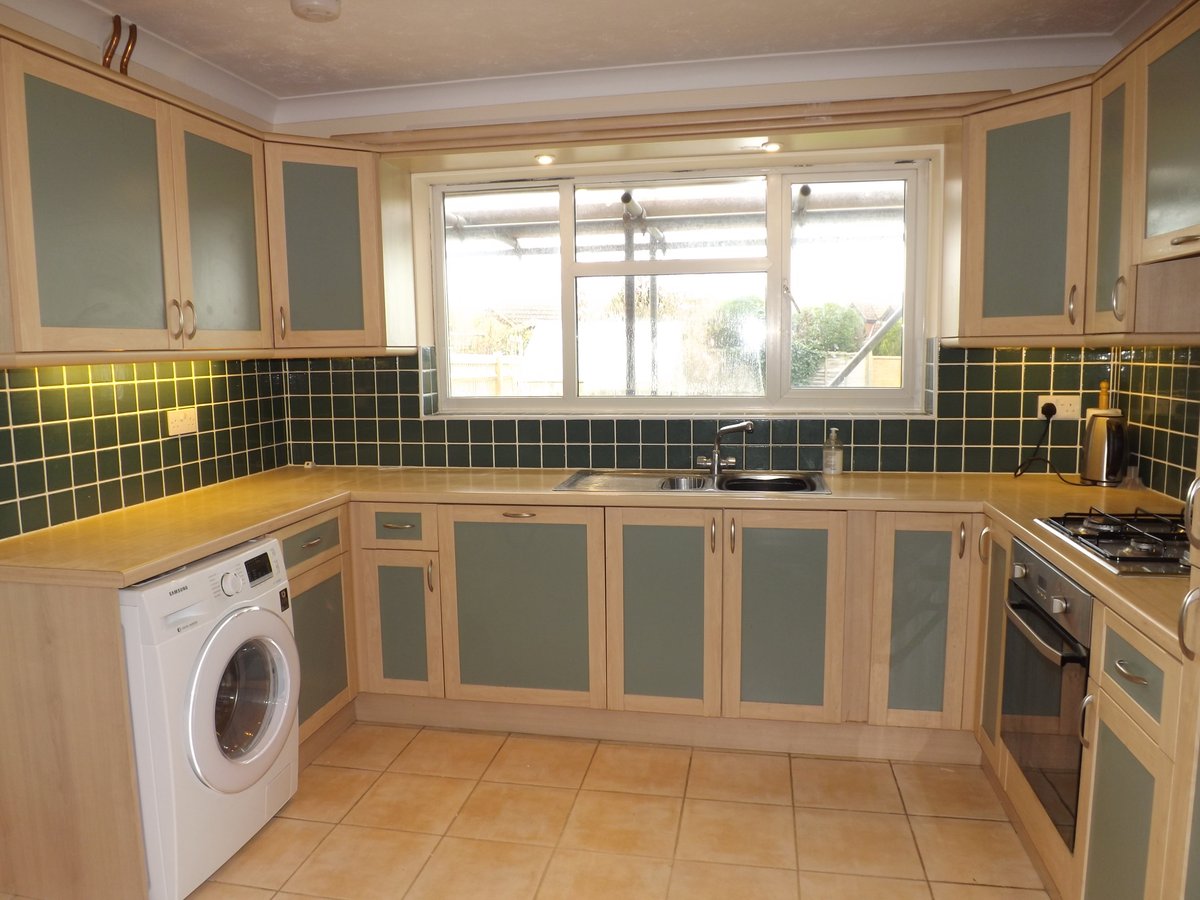 ShuttleworthBex's tweet photo. Shuttleworths are extremely proud to bring to the rental market this spacious detached bungalow set within a much sought after location. This property has undergone a complete refurbishment throughout.  £1200pcm 
01424 730530 https://t.co/5utWQsb2uv