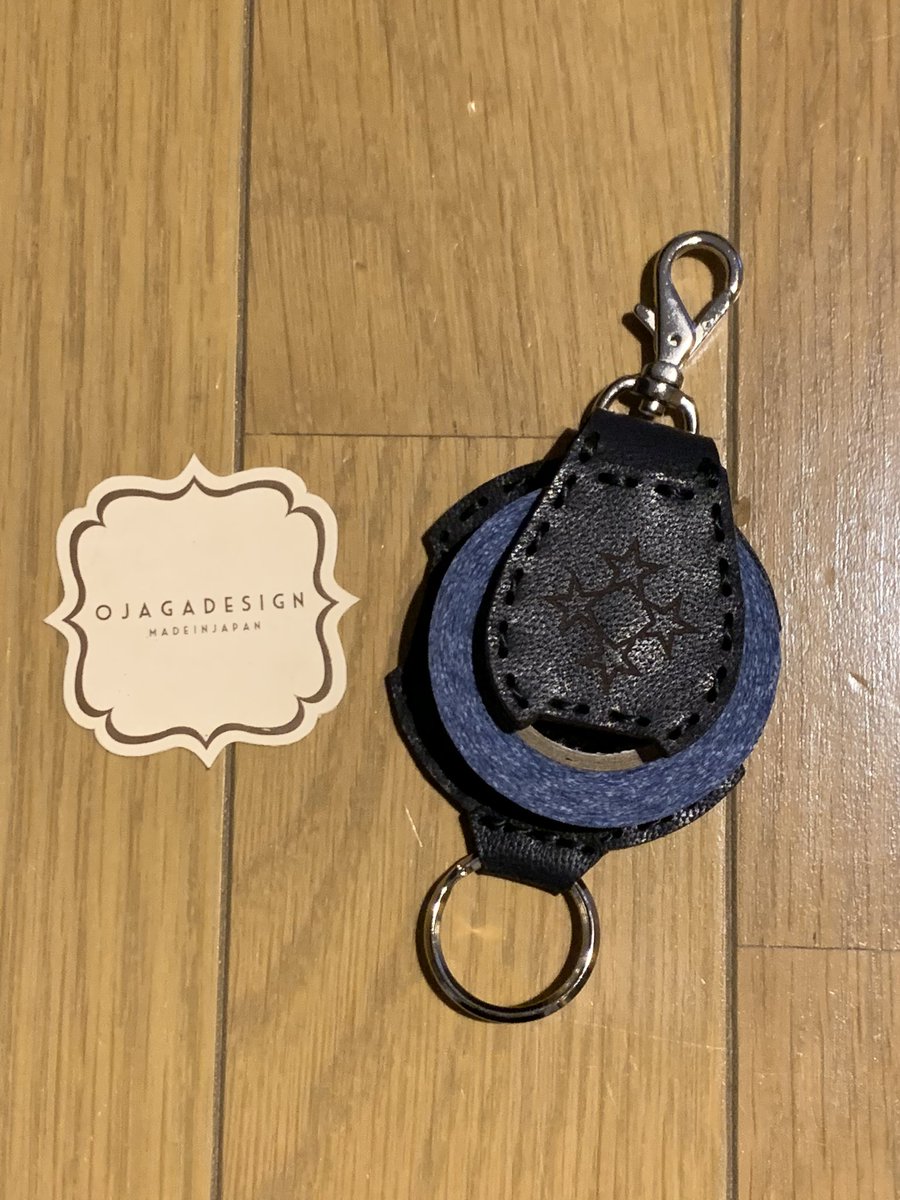 kz26543554's tweet photo. オジャガデザインのHOSHIYAで使われているラクダ革を使ったタミヤテープホルダーをオーダーさせて頂きました！

ブラックが渋い！カッコいい！これでテープなくさない！

近日発売予定だそうです！

@ojaga_mini4wd #ojaga #ojagadesign #colororder #hoshiya #テープホルダー #ojagastar https://t.co/sRszCf8Wr5