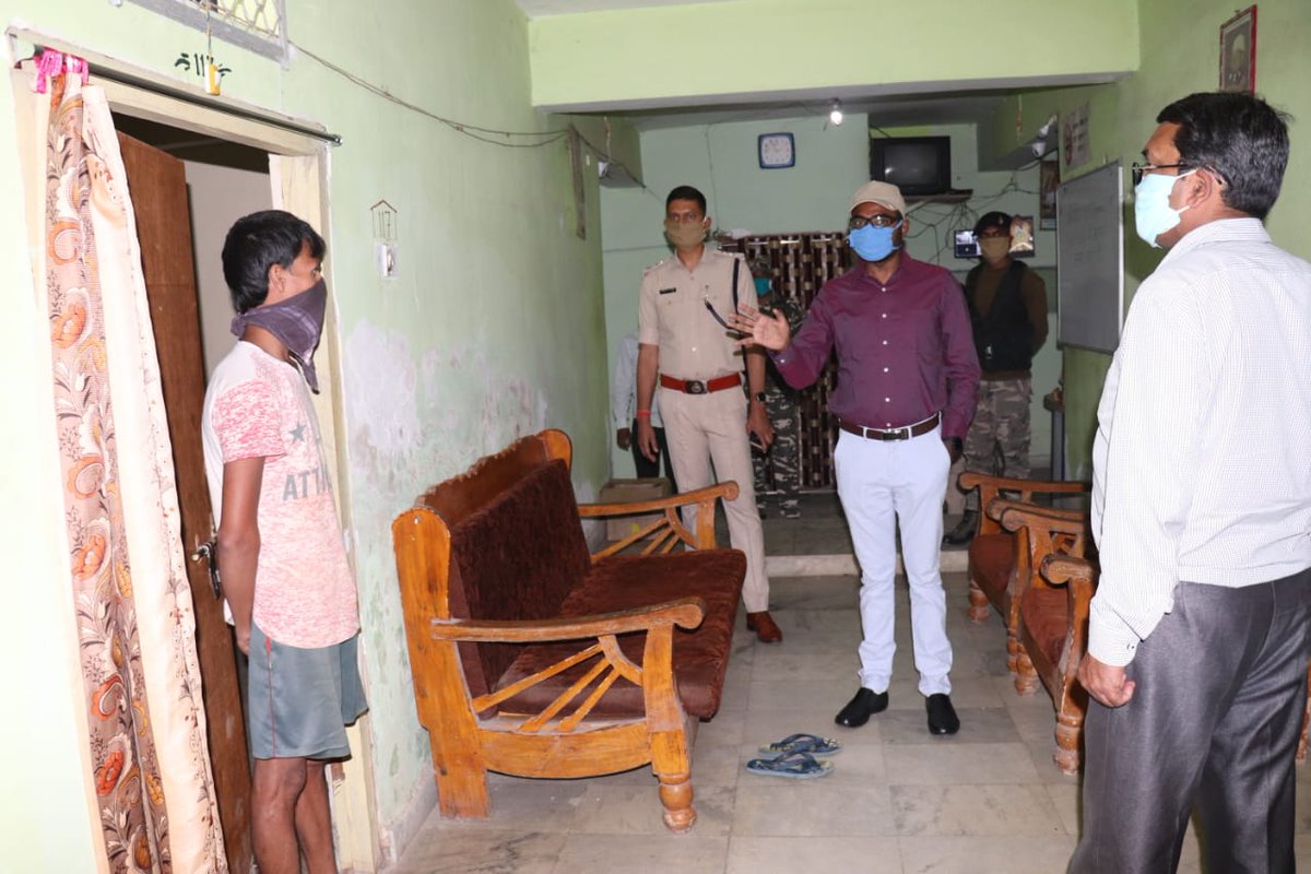 ISimdega's tweet photo. उपायुक्त,सिमडेगा तथा पुलिस अधीक्षक ने आज जिले के कई क्वॉरेंटाइन वार्डो का औचक निरीक्षण किया।क्वॉरेंटाइन वार्डों में रखे गए लोगों को आवश्यक सभी सुविधाएं प्रदान करने हेतु उपायुक्त की ओर से अधिकारियों को दिया गया निर्देश।
@dc_simdega
@anjha36 
@Simdega_Police 
@JharkhandCMO https://t.co/ziVfhV208l
