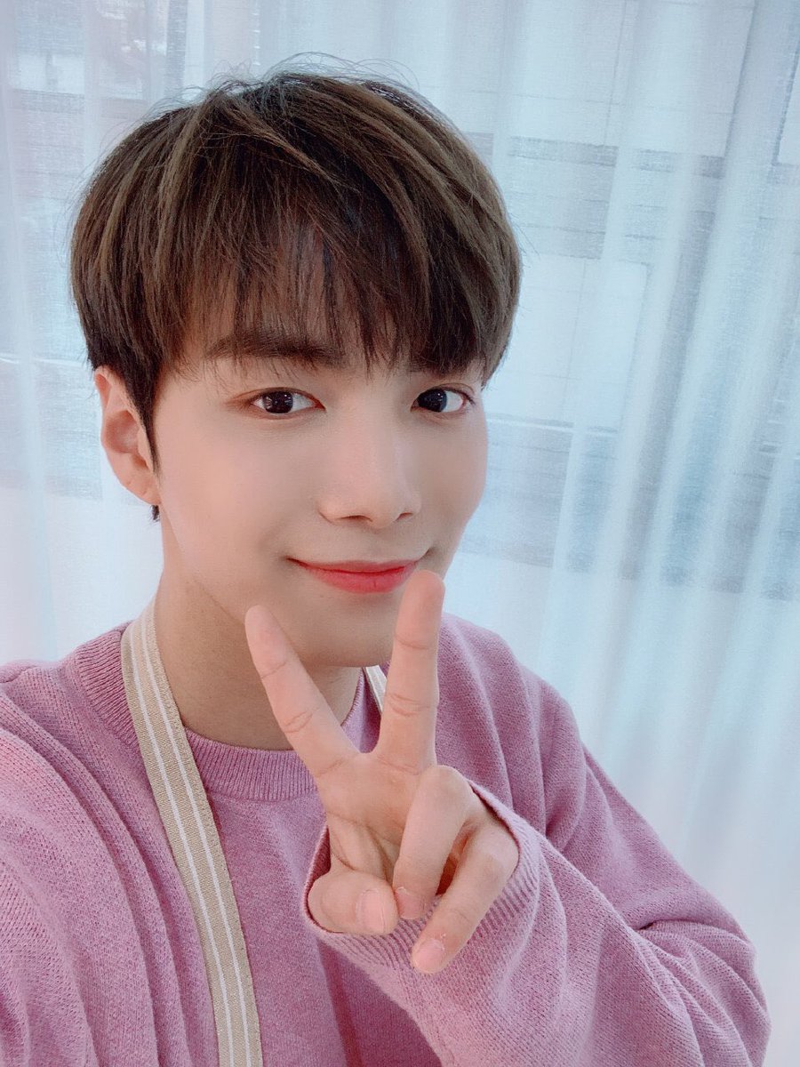 [Trans] 200331 PLEDIS_NUEST Weibo update
“ทำหม่าล่าทังออกอากาศครั้งแรก ทั้งง่ายและอร่อยมาก ๆ เลยครับ! หลังจากนี้อยากกินอะไรบอกผมได้เลยนะครับ~”
m.weibo.cn/3107844565/448…
#NUEST #뉴이스트 #JR #김종현