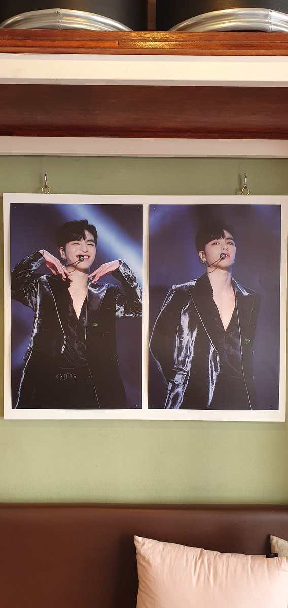 AvvioRearWindow's tweet photo. 오늘은 아이콘 구준회 군의 이벤트

마스크착용와 비치된 소독제로 손소독하며 에티켓을 잘지켜주신 팬분들 감사합니다.

예쁜 컵홀더와 특전 및 전시를 준비하신 @ran2com_ 님,
@YOUTH_forJUNE 님과 스텝분들 수고하셨어요.

#아이콘 #iKON #구준회 #JUNE #생일이벤트 #카페아비오 #cafeavvio https://t.co/ZuUo8QsO4U