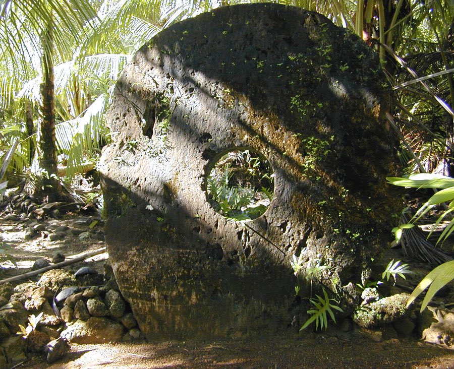 yevgenbrasil's tweet photo. Micronesia es un país formado por numerosas islas. En la isla Yap se han utilizado como moneda unas gigantes piedras de caliza, las piedras raí, aunque en a día de hoy estas piedras ya no se utilizan y están repartidas por todo el territorio de la isla.  #1GIATporelmundo https://t.co/7paPjYClxA