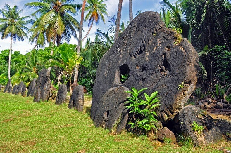 yevgenbrasil's tweet photo. Micronesia es un país formado por numerosas islas. En la isla Yap se han utilizado como moneda unas gigantes piedras de caliza, las piedras raí, aunque en a día de hoy estas piedras ya no se utilizan y están repartidas por todo el territorio de la isla.  #1GIATporelmundo https://t.co/7paPjYClxA