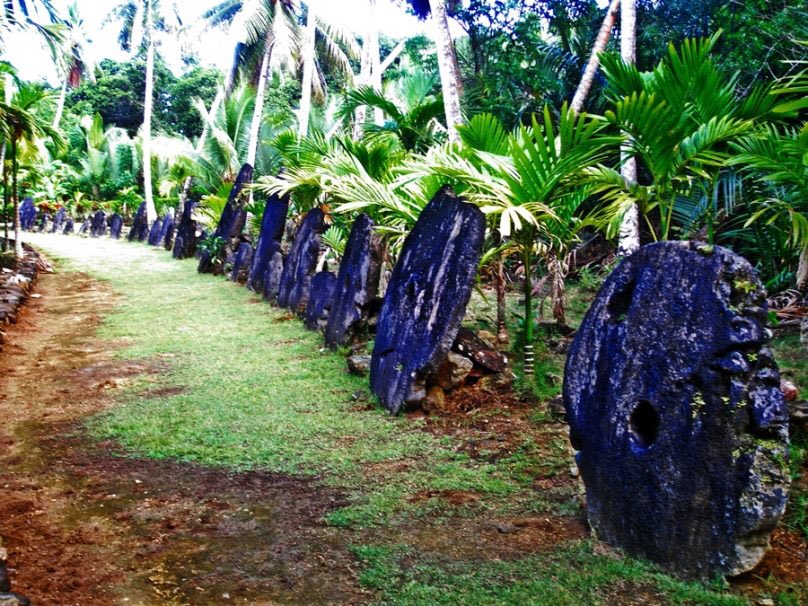 yevgenbrasil's tweet photo. Micronesia es un país formado por numerosas islas. En la isla Yap se han utilizado como moneda unas gigantes piedras de caliza, las piedras raí, aunque en a día de hoy estas piedras ya no se utilizan y están repartidas por todo el territorio de la isla.  #1GIATporelmundo https://t.co/7paPjYClxA