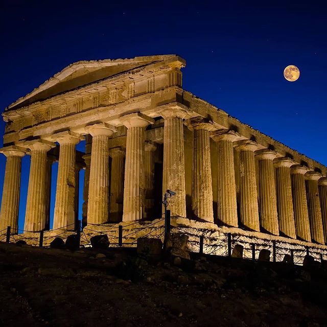 VisitSicilyOP's tweet photo. Ritorneremo presto a visitare la più importante testimonianza dell’antica cultura classica in #Sicilia.

Valle dei Templi #Agrigento #SicilyComesToYou #visitsicilyinfo #BellezzaADomicilio #iorestoacasa 

📷 @esimonaro https://t.co/nz0nEWC1TG