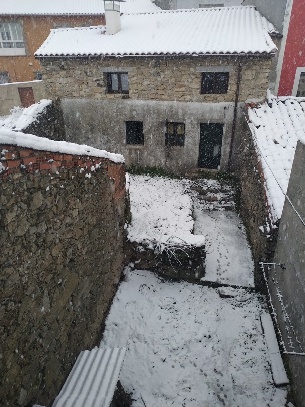 txebe_rebollanu's tweet photo. Marzu se despidi con nievi
https://t.co/DY4W94bKi8
#nieve #nievi #ElRebollal #ElRebollar #Peñaparda #Villarrubias #Robrea #Payu #Navafrías #Salamanca #ReinudeLlión #marzu2020 #Ciarrodrigu #CiudadRodrigo https://t.co/ezgPvbeXaR