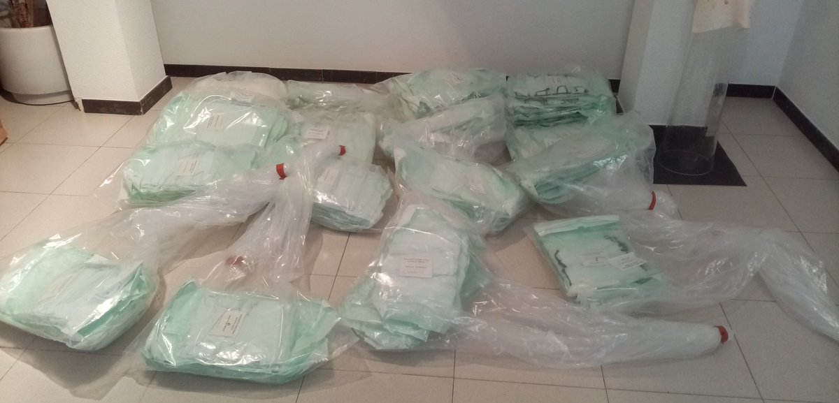 PcLaGarriga's tweet photo. Ara mateix el nostre voluntariat fa entrega per esterilitzar i recull una gran partida de Mascaretes un cop estelitzades a l'empresa #bioquim #llerona. Gràcies a la ingent feina de xarxa solidaria de cosidores #laGarriga #coronavirus #COVID19 https://t.co/gCP1CRFWLE
