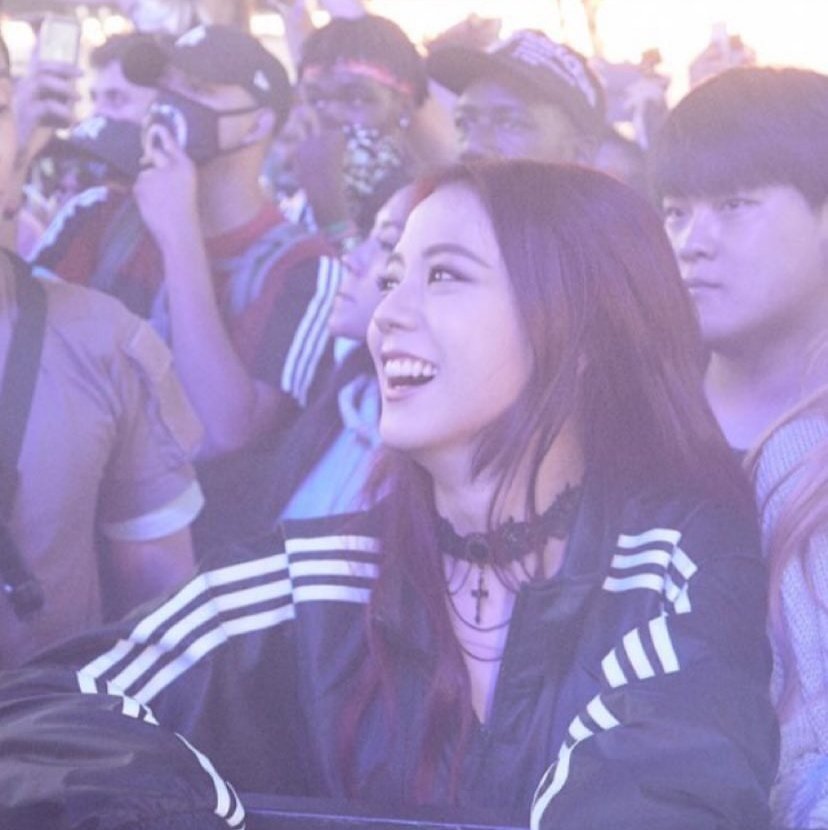 [I CAN HEAR YOUR VOICE]

A CHAESOO AU wherein Jisoo is deaf and is a huge fan of Rosé, a famous singer. 

"I can hear your heart beat so don't lie to me anymore."