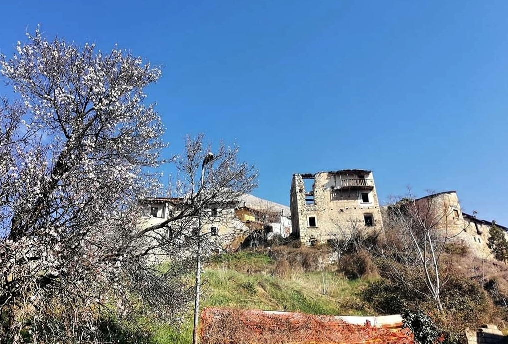 🌸 C'è del fascino primaverile in questa decadenza (Via San Ferrante) #scatticelanesi #Celano #abruzzo <a href="/Italia/">Italia.it</a> <a href="/Italia_jpn/">Italia.it JP (イタリア JP)</a> <a href="/YourAbruzzo/">Visit Abruzzo</a> <a href="/BorghiPiuBelli/">Borghi+belli Italia</a> <a href="/Fondoambiente/">FAI</a> <a href="/paesaggiabruzzo/">Paesaggi d'Abruzzo</a> <a href="/italiaapiedi/">Italia a piedi</a> <a href="/BorghiAutentici/">Borghi Autentici</a> <a href="/TURISMOit/">TURISMO.IT</a> <a href="/abruzzo24ore/">abruzzo24ore.tv</a> <a href="/DiscoverAbruzzi/">Discover Abruzzo</a> #31marzo #iorestoacasa