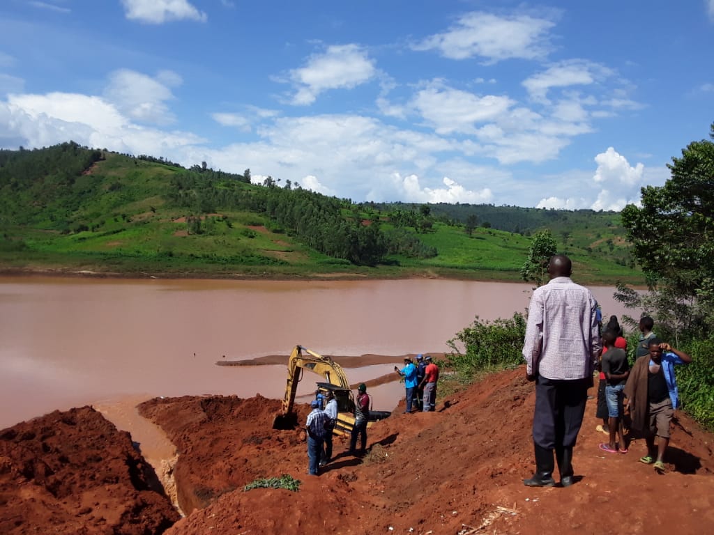 rbarwanda's tweet photo. AMAKURU AGEZWEHO
Icyuzi gihangano cya Ruramira muri @KayonzaDistrict mu minsi itatu kiraba cyakamijwe kugira ngo haboneke imibiri y'abazize Jenoside yakorewe Abatutsi yajugunywemo. Imibiri imazemo imyaka 26 harabuze uko ivamo.
#RBAAmakuru https://t.co/uQ5rgyE9hQ