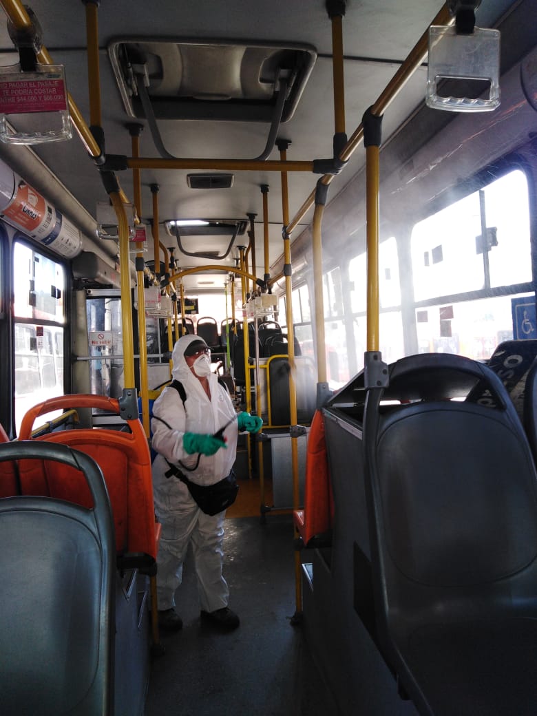 VoySantiago's tweet photo. Seguimos con la sanitización de nuestros buses. Se realizan más de 2600 procedimientos diarios para proteger a nuestros conductores y pasajeros según las medidas adoptadas por las autoridades  #ExpressBuses #PlanMarzo @MTTChile @Transantiago https://t.co/XIdMsL69gE