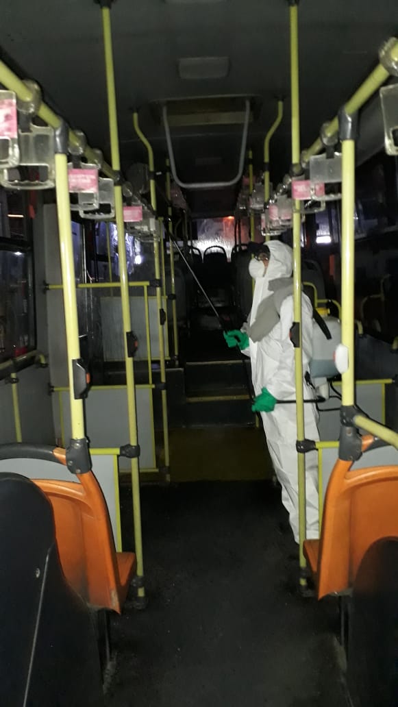 VoySantiago's tweet photo. Seguimos con la sanitización de nuestros buses. Se realizan más de 2600 procedimientos diarios para proteger a nuestros conductores y pasajeros según las medidas adoptadas por las autoridades  #ExpressBuses #PlanMarzo @MTTChile @Transantiago https://t.co/XIdMsL69gE