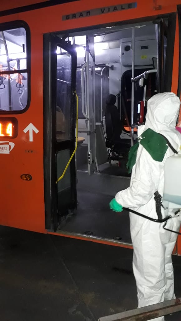 VoySantiago's tweet photo. Seguimos con la sanitización de nuestros buses. Se realizan más de 2600 procedimientos diarios para proteger a nuestros conductores y pasajeros según las medidas adoptadas por las autoridades  #ExpressBuses #PlanMarzo @MTTChile @Transantiago https://t.co/XIdMsL69gE