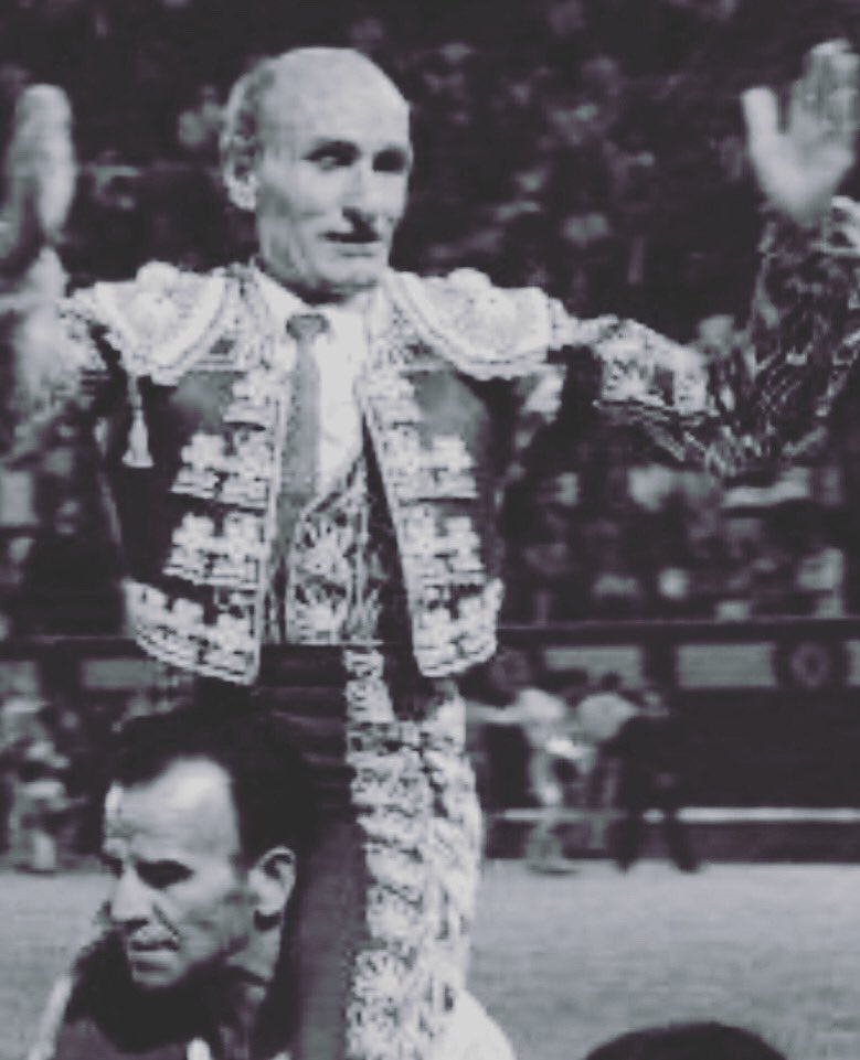 Una foto entrañable. La despedida de Agapito, el popularísimo puntillero de la plaza de las Ventas.