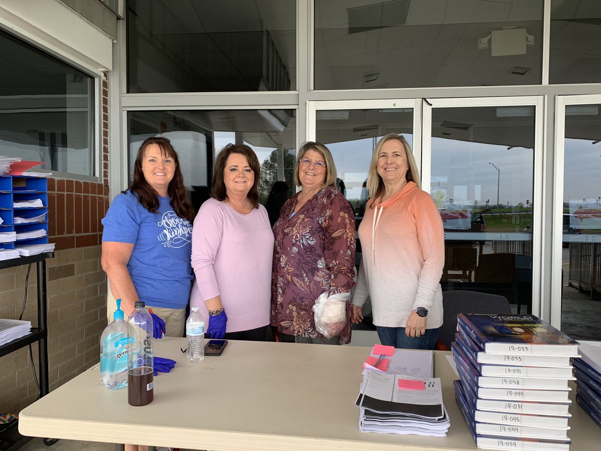SellarsAngelaM's tweet photo. CCRA meeting students where they are with student learning packets.  #proudtobearaider @Terri_TN @mxMommaJo @ferrells2242 https://t.co/nRg6ntx6SA
